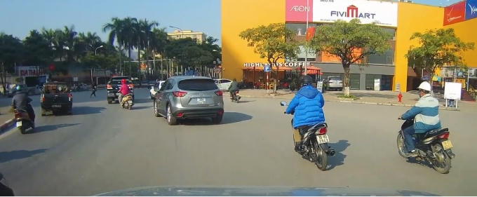 Xe Mazda CX5 lượn lạch dọc đoạn đường Lê Đức Thọ.