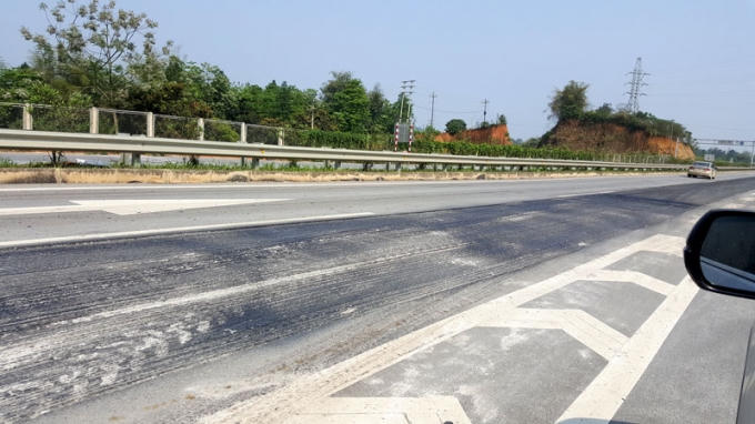 Hiện nay, thời hạn bảo hành đối với các gói thầu vẫn còn nhưng đường thì đã xuống cấp nghiêm trọng.  Trên đoạn tuyến dài nửa đường này, có những điểm phải bóc lên trải thảm hay bào gọt sống trâu kéo dài hàng trăm mét, thậm chí là cả km.  Những điểm được nạt bớt gồ sống trâu thì để lại những rãnh nhỏ, sắc rất nguy hiểm và hại lốp xe.