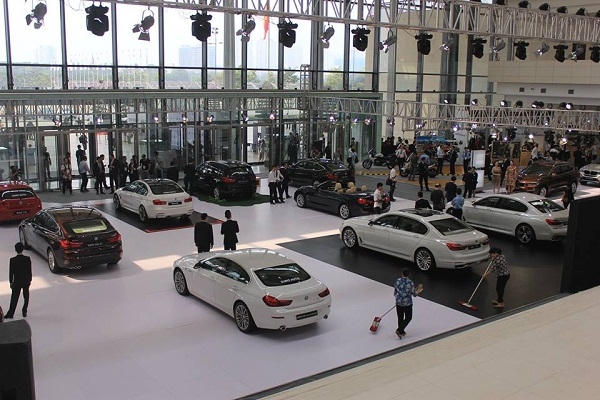 BMW World Vietnam 2016 tại Trung tâm Hội nghị quốc gia Hà Nội sẽ mở cửa rộng rãi cho công chúng tham quan từ 10h00 đến 18h00 các ngày 07-08-09/05/2016. Giá vé là 20.000 đồng/vé. Tất cả tiền bán vé sẽ được ủng hộ từ thiện.