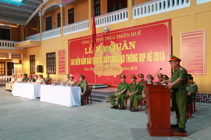 Đại tá Lê Văn Vũ - PGĐ Công an tỉnh Thừa Thiên Huế phát động lễ ra quân.