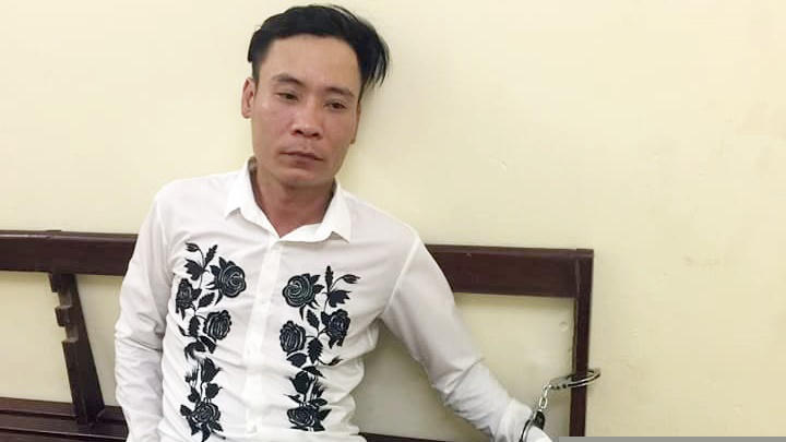 Đối tượng Trần Trung Kiên tại cơ quan công an. (Ảnh: Công an cung cấp)