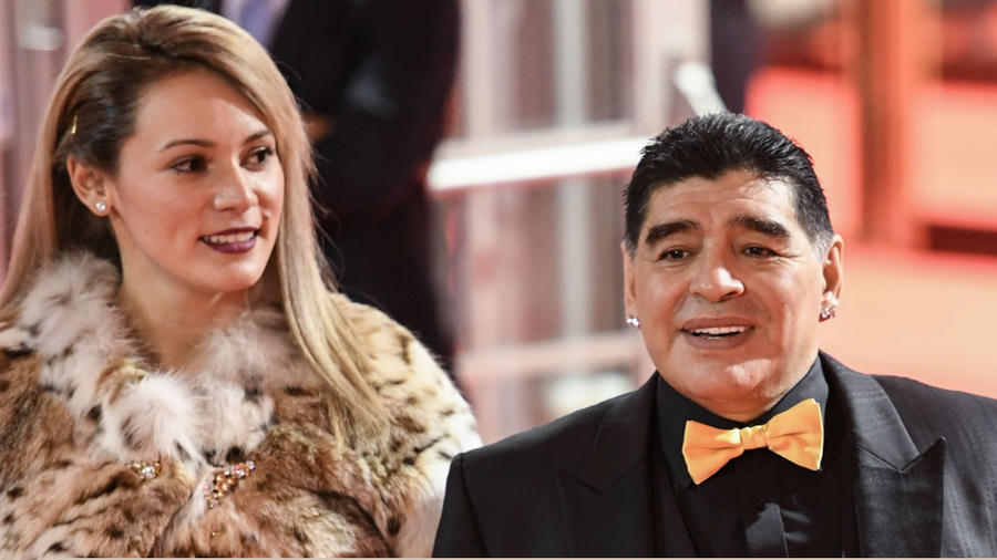 Bi to no tien ban gai cu, Maradona bi bat ngay o san bay hinh anh 2
