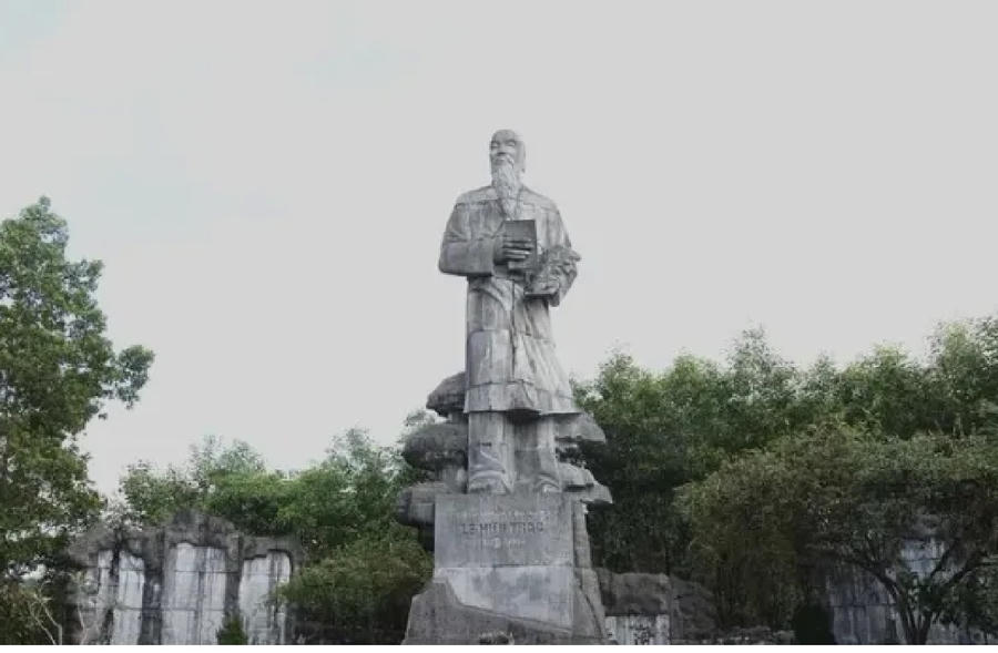 Tượng đài danh y Hải Thượng Lãn Ông Lê Hữu Trác tại khu lưu niệm ở xã Sơn Trung, huyện Hương Sơn cũ, Hà Tĩnh. Ảnh IT
