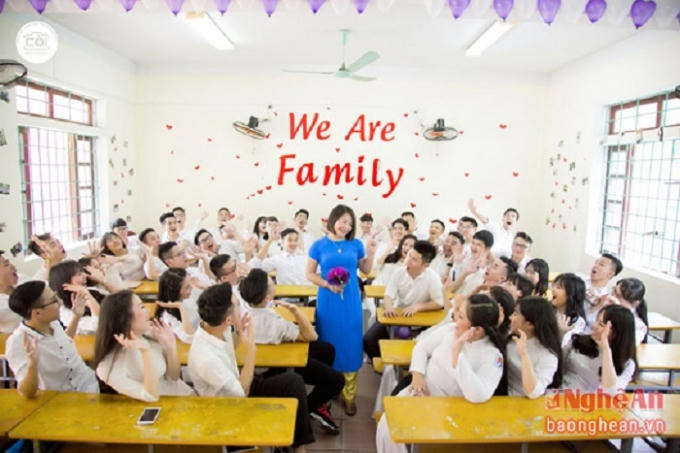 “We are family” - chúng ta là một gia đình, và cô giáo chính là người mẹ hiền của 44 người con nghịch ngợm ấy.
