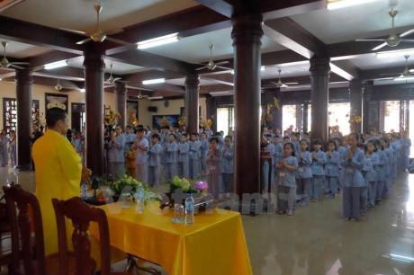 Khóa tu mùa hè chủ đề Thơm ngát hoa hiếu hạnh tại chùa Kim Âu thu hút 250 tu sinh tham gia. Các em phải tuân thủ nghiêm ngặt những quy định của nhà chùa về ăn mặc, giờ giấc cũng như lễ nghi, phép tắc. (Ảnh: Dương Phạm/Vietnam+)