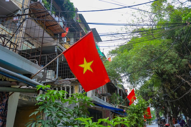 Không gian các khu tập thể cũ “như được làm mới” khi cờ đỏ tràn ngập.