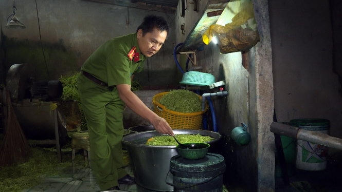 Cảnh sát môi trường - Công an tỉnh Bà Rịa - Vũng Tàu kiểm tra cơ sở bà Tròn. Ảnh: Quỳnh Giang.
