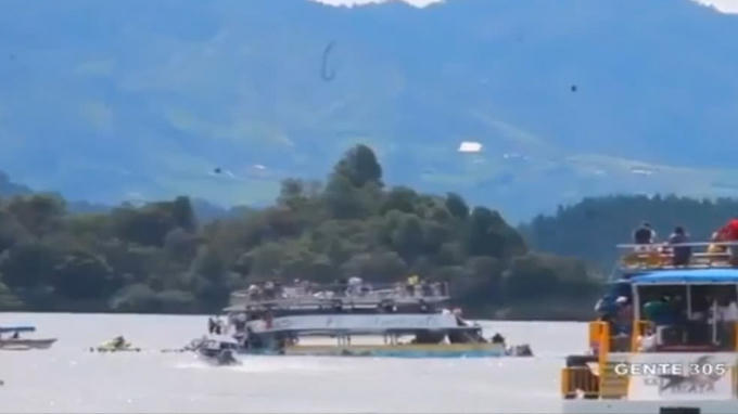 Video: Hiện trường vụ ch&igrave;m t&agrave;u chở kh&aacute;ch ở Colombia, &iacute;t nhất 9 người chết