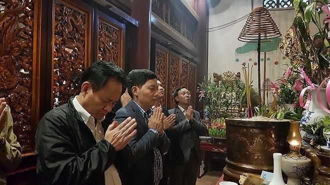 Phó Tổng Biên tập Thường trực Đặng Ngọc Luyến và Phó Tổng Biên tập Trần Đức Vinh dâng hương tại Đền Hùng.