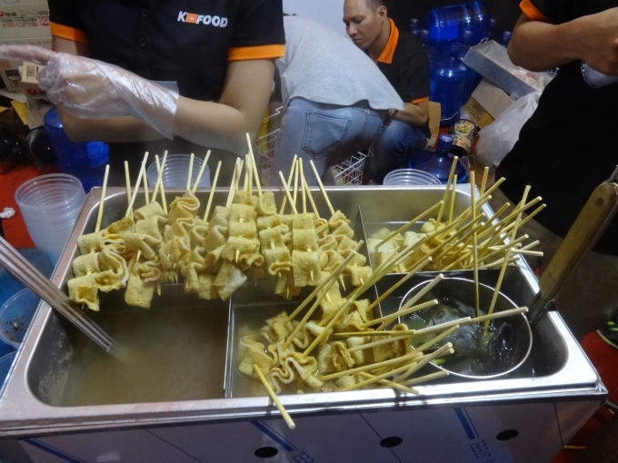 Ngoài những món như cơm cuộn, Gim Bap, bánh gạo cay, khoai tây lốc xoáy, mì đen thì các món xiên que cũng được rất nhiều thực khách chú ý khi đến với Lễ hội ẩm thực Việt - Hàn.