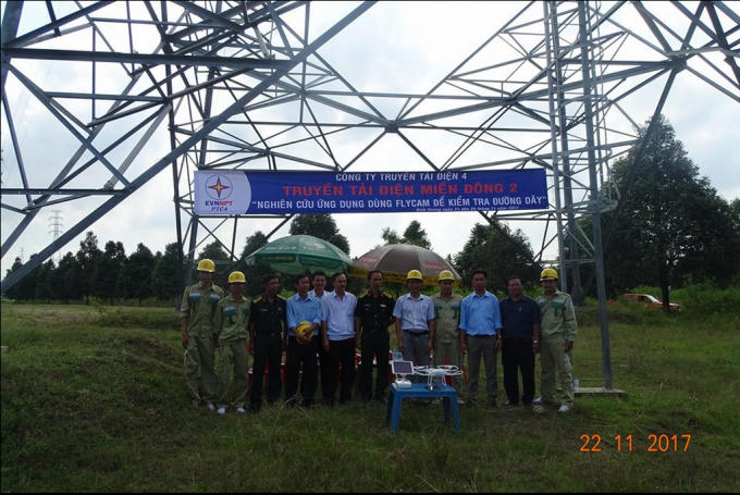 Đại diện Ban Phòng không – Bộ Chỉ huy Quân sự tỉnh Bình Dương giám sát quá trình bay thử nghiệm