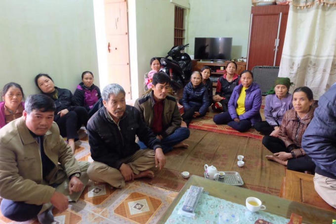 Những người hàng xóm sang chia sẻ, động viên gia đình sản phụ sau cái chết của bé gái. Ảnh: Định Nguyễn