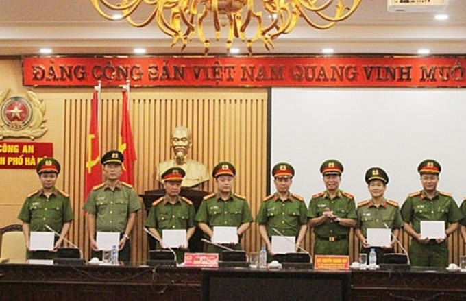 Tập thể và cá nhân nhận thư khen và thưởng "nóng".