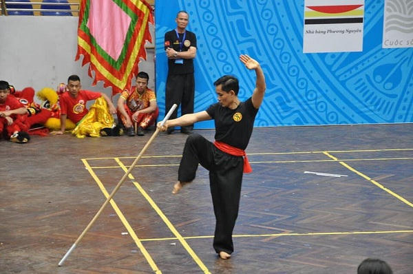 Võ sư Phạm Quang Thịnh môn phái Bình Định Gia biểu diễn trong lễ khai mạc giải.