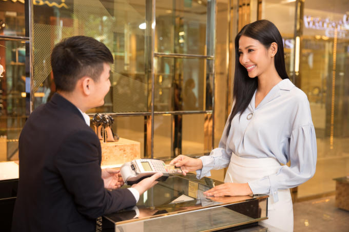 Không bao giờ đưa thẻ cho người khác sử dụng, hoặc chia sẻ thông tin về thẻ như số thẻ, ngày hết hạn, số PIN, số CVV (ba chữ số ở mặt sau thẻ), mã OTP.