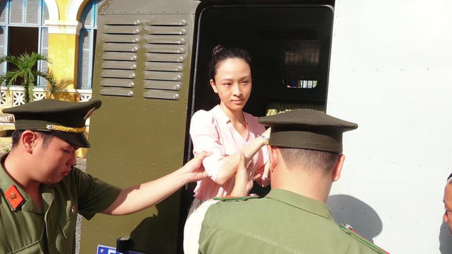 Bị cáo Phương Nga được đưa đến toà - Ảnh Phạm Nguyễn.
