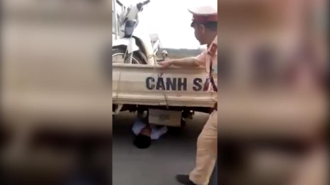 Hình ảnh nam thanh niên chui vào gầm ô tô CSGT.