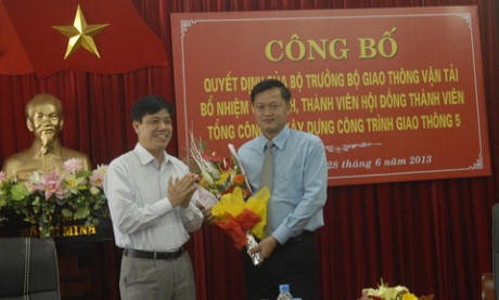 Chủ tịch Cienco 5 Bạch Ngọc Du (bên trái) được bổ nhiệm vượt cấp vào tháng 6/2015.