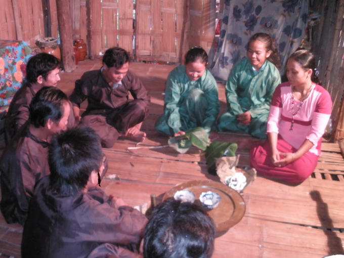 Nhà Dài là nơi sinh hoạt của bà con.