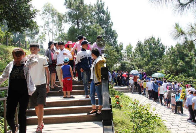Dòng người được sự sắp xếp của Ban quản lý khu di tích, vào ra rất ngay ngắn.