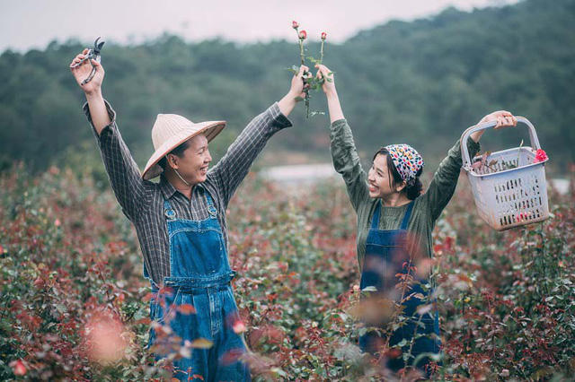 Đến l&uacute;c anh bắt đầu cảm thấy nản l&ograve;ng th&igrave; nhận được tin nhắn từ số m&aacute;y của &ldquo;người thương&rdquo;, v&agrave; đ&oacute; cũng l&agrave; lần đầu ti&ecirc;n c&ocirc; chủ động li&ecirc;n lạc cho anh.