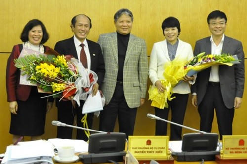 Thứ trưởng Lê Thành Long (người ngoài cùng bên phải) nhận nhiệm vụ tại Hà Tĩnh.