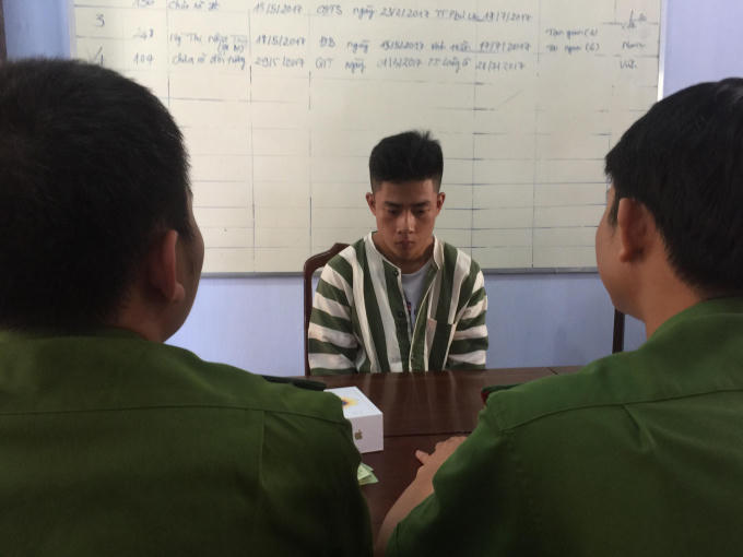 Công an đang lấy lời khai của một đối tượng.