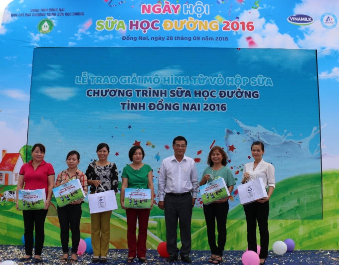 Ban Tổ chức chương trình trao giải mô hình làm từ vỏ hộp sữa đẹp nhất cho các đơn vị đoạt giải.