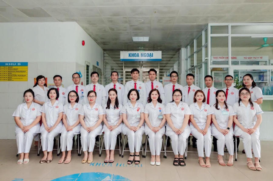 Tập thể cán bộ, y bác sĩ Khoa Ngoại, Bệnh viện Đa khoa khu vực Cẩm Phả.