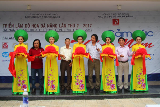 Nghi thức  cắt băng khai mạc  đã long trọng diễn ra tại buổi lễ.