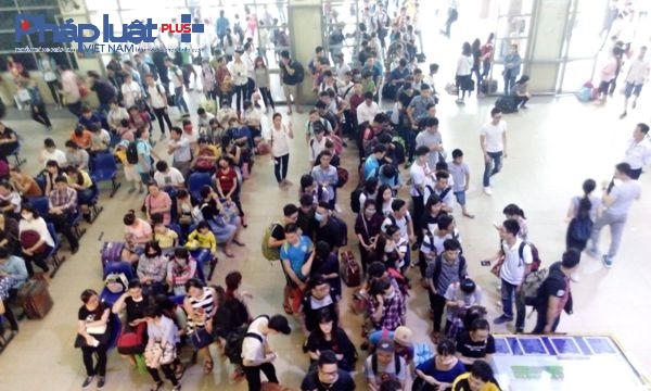 H&agrave; Nội: D&ograve;ng người &ugrave;n &ugrave;n &ldquo;rời đ&ocirc;&rdquo;, c&aacute;c cửa ng&otilde; &ugrave;n tắc