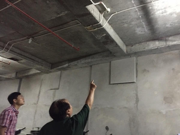 Cư dân chỉ những vết nứt do việc tháo dỡ phần sai phạm của công trình gây ra.