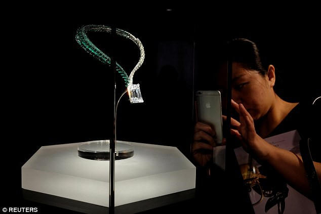 Viên kim cương được phân tích ở tại thành phố Antwerp (Bỉ) và được cắt tại New York (Mỹ). Tham gia vào quá trình cắt gọt kim cương là một đội ngũ gồm 10 chuyên gia chế tác cùng nhau lên ý tưởng, cắt gọt bằng laser, đánh bóng bề mặt kim cương.