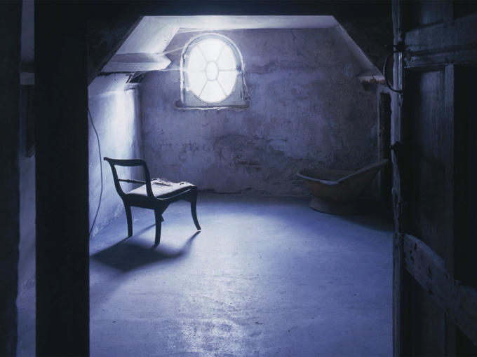 Phòng gác mái ở Norton Conyers (Anh): Căn phòng rùng rợn này chính là cảm hứng cho cuốn tiểu thuyết Jane Eyre của nhà văn Charlotte Bronte. Nằm ở Norton Conyers, bắc Yorshire, nơi đây vẫn luôn ẩn chứa những bí ẩn về linh hồn người vợ điên thường quanh quẩn bên trong ngôi nhà. Cách đây không lâu, trong lúc sửa chữa lại căn nhà, người ta phát hiện có xác chết bên trong. Kể từ đó, nơi đây trở thành nỗi ám ảnh của không ít du khách ghé đến. Ảnh: Independent.