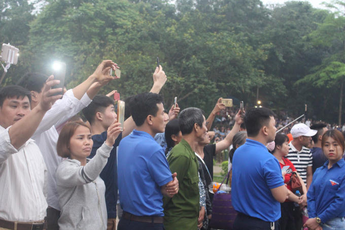 Ngay từ sáng sớm, lượng du khách đổ về sân chính Khu di tích Lịch sử Đền Hùng lên đến hàng ngàn người.