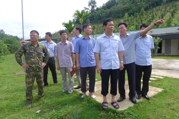 Bí thư Tỉnh ủy Hà Giang Triệu Tài Vinh (thứ hai từ phải sang) dẫn đầu đoàn công tác kiểm tra thực tế tại huyện Bắc Quang (Ảnh: Báo Hà Giang).