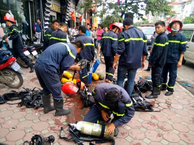 Lực lượng chức năng tiếp tục điều động thêm nhiều lính cứu hoả, bình ô xi, mặt nạ chống độc...