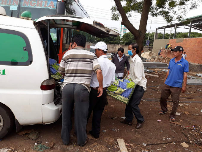 Nạn nhân được đưa về quê.