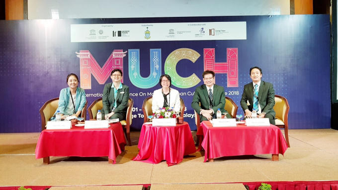 Các đại biểu đại diện các nước đang chuẩn bị cho bài phát biểu của mình.