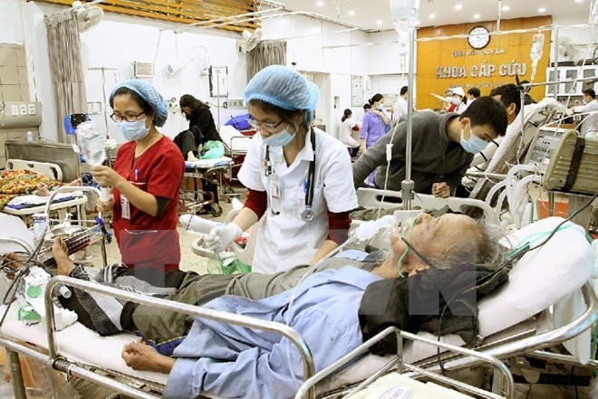 Cứu chữa cho bệnh nhân tại Khoa cấp cứu, Bệnh viện Bạch Mai. (Ảnh: TTXVN/Vietnam+).