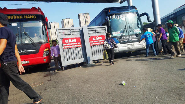 Việc dừng xe bắt khách ngay tay cổng ra của bến xe Giáp Bát.