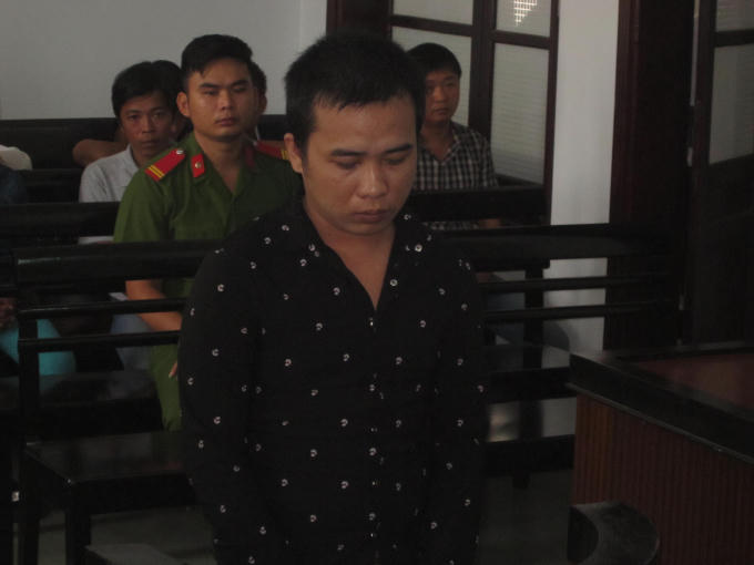 Bị cáo Nguyễn Tấn Lực trước vành móng ngựa.
