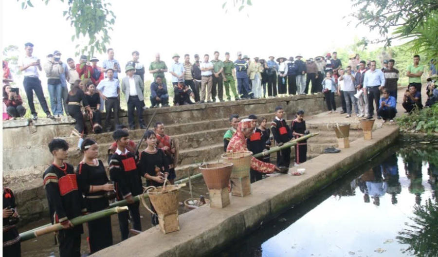 Thầy cúng tiến hành các nghi thức và đọc lời khấn gửi đến Thần nước ( Yang Ea). Ảnh: Báo Đắk Lắk
