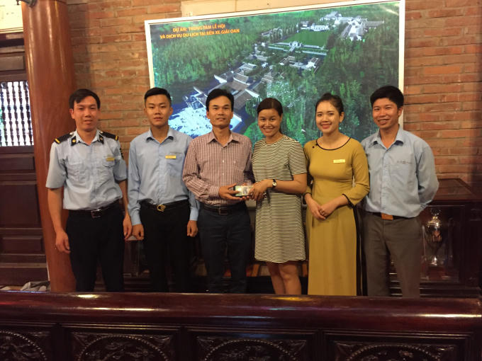 Lãnh đạo Công ty Tùng Lâm cùng Công ty Tùng Lâm trao lại số tiền cho du khách.