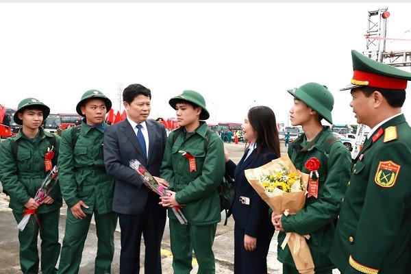 Ông Trần Quốc Toản, Phó Bí thư Thường trực Tỉnh ủy, Chủ tịch Ủy ban MTTQ Việt Nam tỉnh Hưng Yên cùng các đại biểu động viên các thanh niên lên đường nhập ngũ.