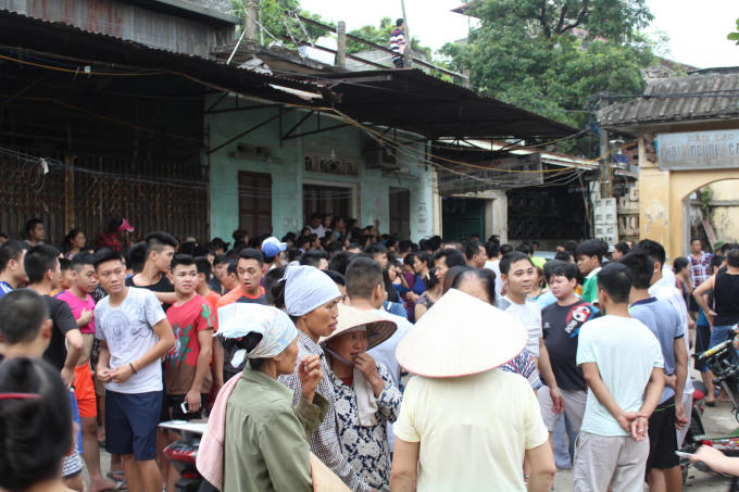 Tại khu vực cổng nhà cũng chật kín người, việc đi lại là vô cùng khó khăn.