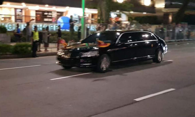 Xe của ông Kim Jong-un rời khách sạn St. Regis. (Ảnh: Yonhap)