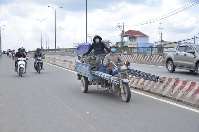 Một chiếc xe ba gác chở thép dài ra phía trước rất nguy hiểm