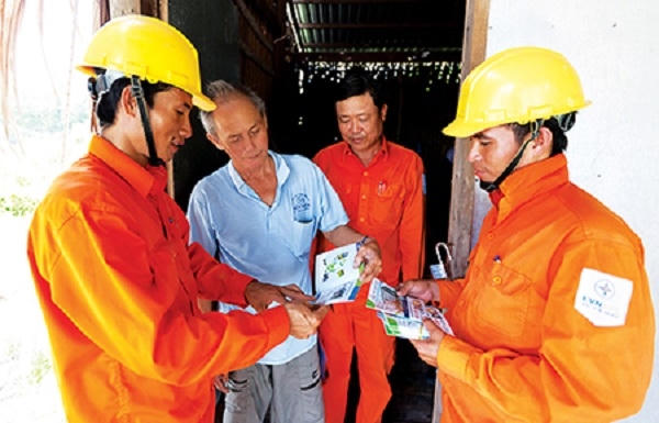Sự phục vụ tận tình của nhân viên điện lực là một yếu tố được khách hàng đánh giá cao. Ảnh: Thành An.