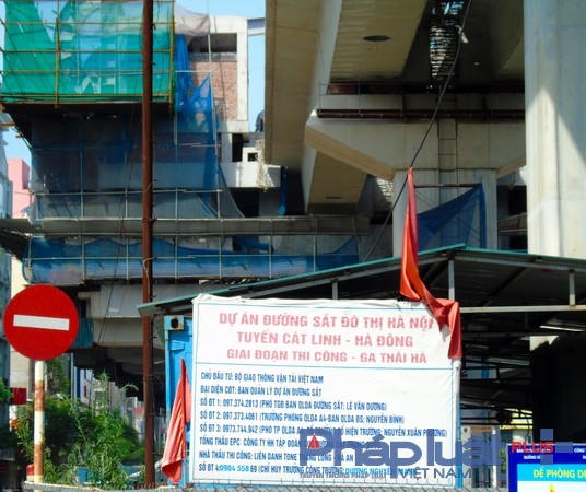 Theo ký kết giữa Ban Quản lý dự án đường sắt với Cục Đường sắt 6 Trung Quốc hồi tháng 1/2016, tổng thầu EPC này sẽ phải huy động tài chính , thiết bị để cơ bản hoàn thành hạng mục xây lắp và tiến hành lắp đặt, căn chỉnh hệ thống cơ, điện, thiết bị tại các ga La Thành, Thái Hà, Láng, Vành đai 3, Bến xe Hà Đông, Hà Đông, La Khê, Văn Khê, Bến xe Yên Nghĩa trước ngày 22/7/2016. Các ga còn lại, gồm: Cát Linh sẽ phải hoàn thành trước ngày 15/9/2016; ga Đại học Quốc gia hoàn thành trước ngày 18/5/2016; Thanh Xuân 3 hoàn thành trước ngày 12/6/2016.